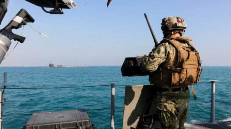 البحرية البريطانية تصادر أسلحة “إيرانية” مهربة في الخليج
